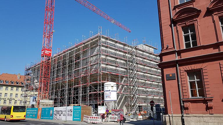 Das Mainfranken Theater ist zurzeit eine große Baustelle: Zur Spielzeit 2022/23 soll es als Staatstheater wiedereröffnet werden. Das Mainfranken Theater ist zurzeit eine große Baustelle: Zur Spielzeit 2022/23 soll es als Staatstheater wiedereröffnet werden. 