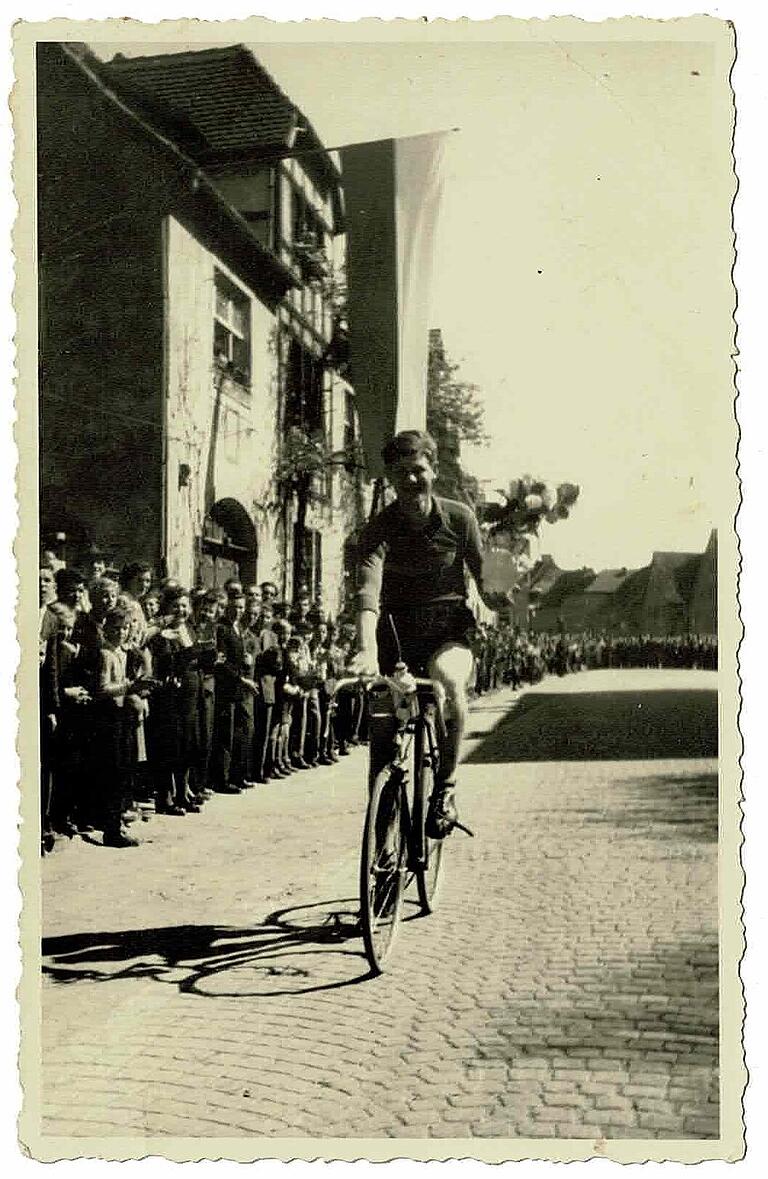 Das Bild zeigt Erich Kempf 1950 bei der Ehrenrunde nach dem Rundstreckenrennen in Eibelstadt, das er gewonnen hatte. Das Bild zeigt Erich Kempf 1950 bei der Ehrenrunde nach dem Rundstreckenrennen in Eibelstadt, das er gewonnen hatte.