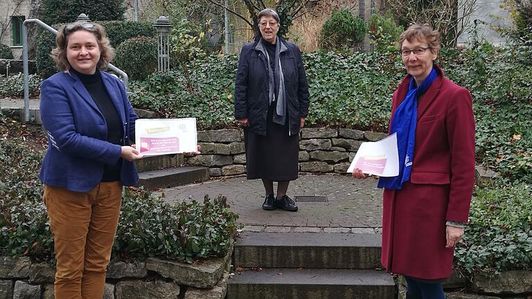 KDFB Bildungswerkvorsitzende Edith Werner (rechts) und Geistliche Beirätin Sr. Margit Herold (Mitte) überreichen eine Spende an Anja Sauerer vom &nbsp;Antonia-Werr-Zentrum St. Ludwig.
