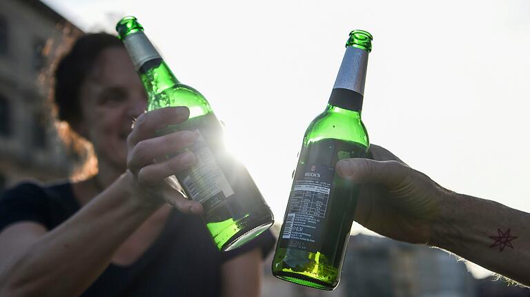 Kalte und alkoholische Getränke belasten den Körper bei Hitze zusätzlich. Kalte und alkoholische Getränke belasten den Körper bei Hitze zusätzlich.