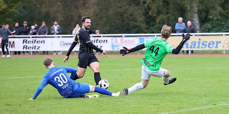 Großchance für Eltmanns Fabian Kaiser (Mitte). Kissingens Fabio Seufert (Mitte) kann in dieser Szene für Torhüter Jan Hofmann klären.