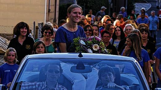 Gambach und Lengfurt feiern ihre Olympiateilnehmer, Leichtathletin Fabienne Kohlmann (im Bild) und Badmintonspieler Michael Fuchs. Beide werden nach ihrer Rückkehr aus London im offenen Wagen durch ihre jeweilige Heimatgemeinde gefahren und geehrt. Als „Gegenleistung“ schreiben die Sportler eifrig Autogramme. Gambach und Lengfurt feiern ihre Olympiateilnehmer, Leichtathletin Fabienne Kohlmann (im Bild) und Badmintonspieler Michael Fuchs. Beide werden nach ihrer Rückkehr aus London im offenen Wagen durch ihre jeweilige Heimatgemeinde gefahren und geehrt. Als „Gegenleistung“ schreiben die Sportler eifrig Autogramme.
