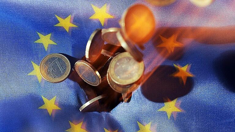 Euro - Die Euro-Finanzminister haben am Montag über drängende Reformen im Banken- und Wirtschaftssektor beraten. Die Minister des gemeinsamen Währungsgebiets wollen damit das Treffen der Staats- und Regierungschefs Ende des Monates vorbereiten.Uli Deck, dpa Euro - Die Euro-Finanzminister haben am Montag über drängende Reformen im Banken- und Wirtschaftssektor beraten. Die Minister des gemeinsamen Währungsgebiets wollen damit das Treffen der Staats- und Regierungschefs Ende des Monates vorbereiten.Uli Deck, dpa