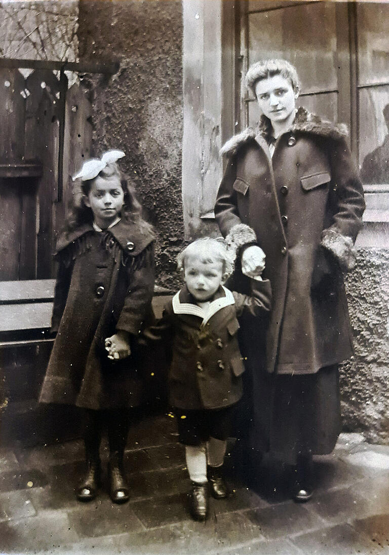 Rosa Menz, die Tochter des jüdischen Kaufmannes Leopold Putzel, mit ihren Kindern Paula und Wolfgang auf einem Foto aus der Zeit um 1920. Rosa Menz, die Tochter des jüdischen Kaufmannes Leopold Putzel, mit ihren Kindern Paula und Wolfgang auf einem Foto aus der Zeit um 1920. 