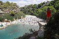 Cala Pi.jpg       -  Menschen nehmen einen Sonnenbad am Strand Cala Pi.