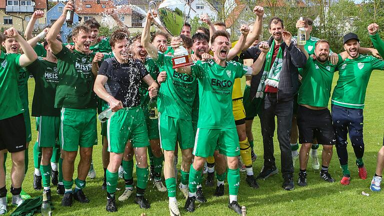 Der SV Kürnach jubelt über die Meisterschaft in der Fußball-Kreisliga Würzburg 1. Der SV Kürnach jubelt über die Meisterschaft in der Fußball-Kreisliga Würzburg 1.