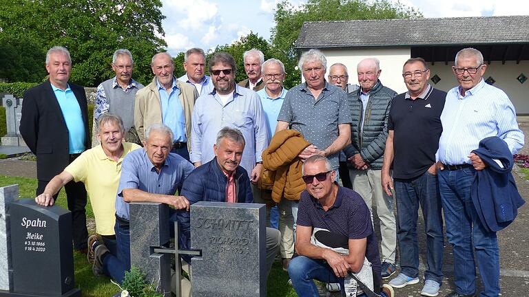 Am Grab von 'Jimmy' Richard Schmitt stellten die ehemaligen Fußballkameraden eine Blumenschale ab, um danach in einem Gottesdienst ihrer mittlerweile sieben verstorbenen Freunde zu gedenken, so wie sie es nun schon seit 30 Jahren alljährlich pflegen.