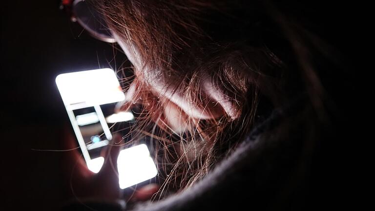 Eine junge Frau am Smartphone       -  Dark Patterns manipulieren Nutzer im Netz gezielt: durch emotionalen Druck oder versteckte Kosten in scheinbar harmlosen Angeboten.