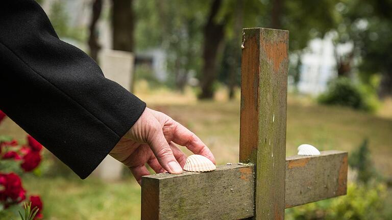 Erbe Tod Schulden.jpeg - Die Rente eines Versicherten wird so lange gezahlt, bis er stirbt. Erbe Tod Schulden.jpeg - Die Rente eines Versicherten wird so lange gezahlt, bis er stirbt.
