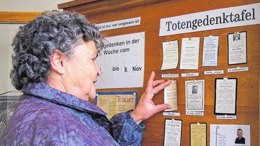 Die Erinnerung wachhalten: Jede Woche wechselt Reinhilde Sauer die Sterbebildchen im Schaukasten an der Egenhäuser Kirche aus. Die Erinnerung wachhalten: Jede Woche wechselt Reinhilde Sauer die Sterbebildchen im Schaukasten an der Egenhäuser Kirche aus.