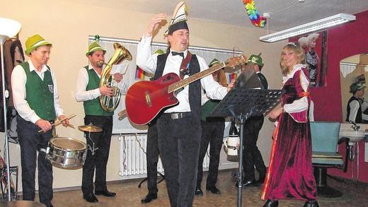 Ein voller Erfolg war die Waldberger Stunksitzung, ein neues Faschingsformat bei dem der Fasching zu den Menschen nach Hause kommt. Ein voller Erfolg war die Waldberger Stunksitzung, ein neues Faschingsformat bei dem der Fasching zu den Menschen nach Hause kommt.
