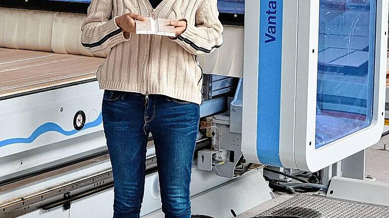 Bettina Schmitt zeigt in der Produktionshalle in Karsbach ein Muster des &bdquo;Schmitt-Faltgipses&ldquo;.