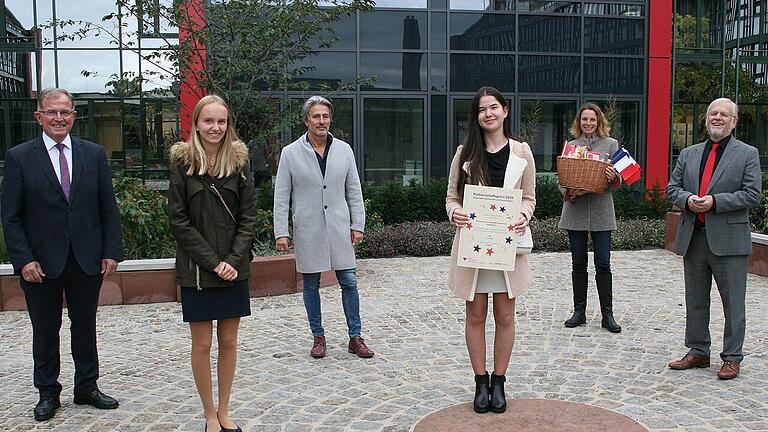Bei der Verleihung waren (von links): Bezirkstagspräsident Erwin Dotzel, Johanna Baunach, Schulleiter Klemens Alfen, Erin Ritter, Christine Herfurt, die Organisatorin des Austauschs sowie Werner Elsässer, der Vorsitzende des Partnerschaftskomitees, anwesend. Bei der Verleihung waren (von links): Bezirkstagspräsident Erwin Dotzel, Johanna Baunach, Schulleiter Klemens Alfen, Erin Ritter, Christine Herfurt, die Organisatorin des Austauschs sowie Werner Elsässer, der Vorsitzende des Partnerschaftskomitees, anwesend.
