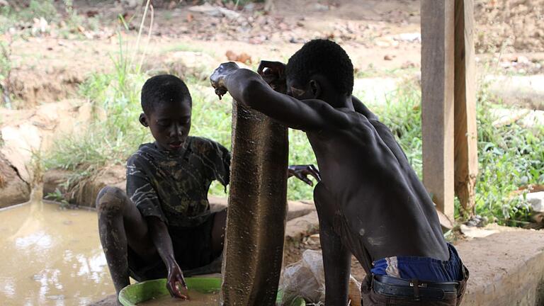 Kinderarbeit.jpeg - Goldverarbeitungsanlage in der Region Brong-Ahafo in Ghana: Zwei kleine Jungen waschen das Erz, um es vom Schlamm zu trennen. Kinderarbeit.jpeg - Goldverarbeitungsanlage in der Region Brong-Ahafo in Ghana: Zwei kleine Jungen waschen das Erz, um es vom Schlamm zu trennen.