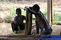 Kinderarbeit.jpeg       -  Goldverarbeitungsanlage in der Region Brong-Ahafo in Ghana: Zwei kleine Jungen waschen das Erz, um es vom Schlamm zu trennen.