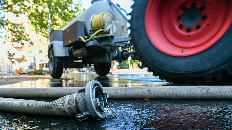 Würzburg: Sandermare Wasser wird abgepumpt und zur Bewässerung im Stadtgebiet eingesetzt* Die Rasenflächen der Stadt ähneln momentan eher einer Steppe, als einer grünen Oase. Vorhandenes Wasser soll laut einer PM daher sinnvoll genutzt werden. So führt die Würzburger Versorgungs- und Verkehrs-GmbH (WVV) in Zusammenarbeit mit dem Würzburger Gartenamt das Wasser des seit letzter Woche geschlossenen Sandermare der Natur zu. Statt das Wasser einfach abzulassen, wird es von Fahrzeugen des städtischen Gartenamtes abgepumpt und zur Bewässerung verwendet.