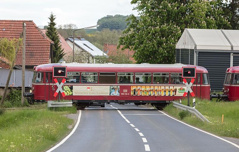 Bahnübergänge müssen mit Schranken gesichert werden, wenn die Mainschleifenbahn regelmäßig im Nahverkehr eingesetzt wird. Bahnübergänge müssen mit Schranken gesichert werden, wenn die Mainschleifenbahn regelmäßig im Nahverkehr eingesetzt wird. 