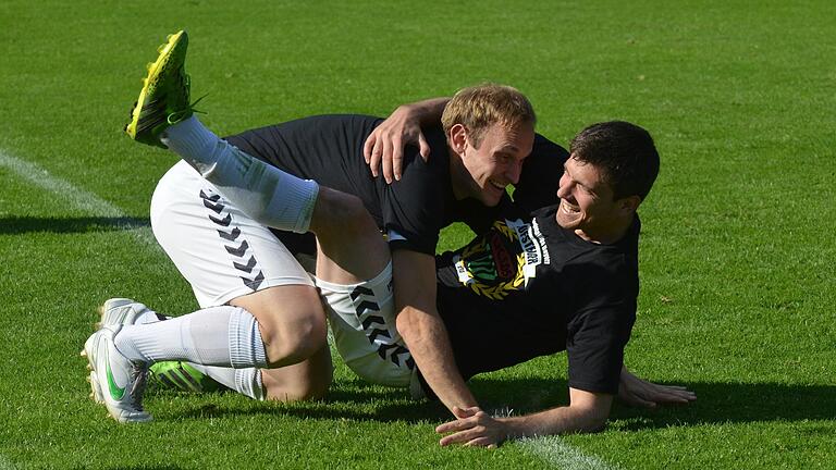 Bis heute sehr gute Freunde: Florian Hetzel (links) und Sebastian Kneißl, die hier nach dem 7:0 des FC 05 Schweinfurt gegen den ASV Hollfeld im Mai 2013 jubeln. Bis heute sehr gute Freunde: Florian Hetzel (links) und Sebastian Kneißl, die hier nach dem 7:0 des FC 05 Schweinfurt gegen den ASV Hollfeld im Mai 2013 jubeln. 