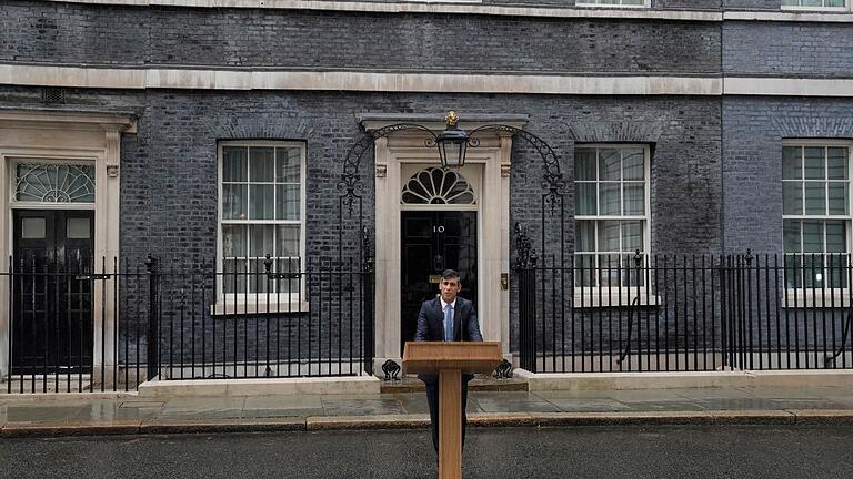 Neuwahlen in Großbritannien.jpeg - Steht im Regen und kündigt Neuwahlen an: Premierminister Rishi Sunak. Neuwahlen in Großbritannien.jpeg - Steht im Regen und kündigt Neuwahlen an: Premierminister Rishi Sunak.