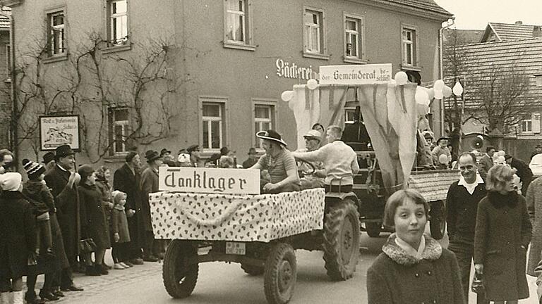 Ein Motivwagen nimmt in den 60-er Jahren ein ominöses 'Tanklager' aufs Korn. Im Hintergrund die mittlerweile geschlossene Bäckerei Renninger. Ein Motivwagen nimmt in den 60-er Jahren ein ominöses 'Tanklager' aufs Korn. Im Hintergrund die mittlerweile geschlossene Bäckerei Renninger.