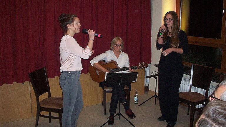 Großen Applaus bekamen die Sängerinnen Vanessa Burger und Emilia Braun mit Gitarrenbegleitung von Ulli Kram beim Neujahrsempfang der Gemeinde Lülsfeld. Großen Applaus bekamen die Sängerinnen Vanessa Burger und Emilia Braun mit Gitarrenbegleitung von Ulli Kram beim Neujahrsempfang der Gemeinde Lülsfeld.