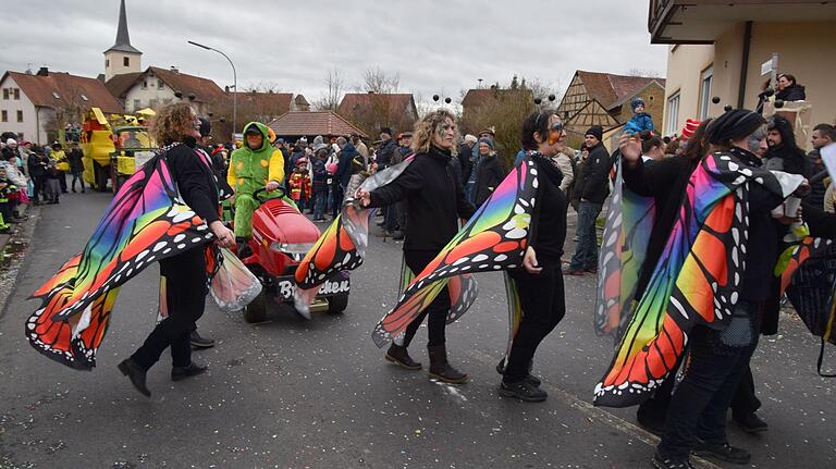Die jungen Britschenfrauen schweben als Schmetterlinge durch die Straßen. Die jungen Britschenfrauen schweben als Schmetterlinge durch die Straßen.