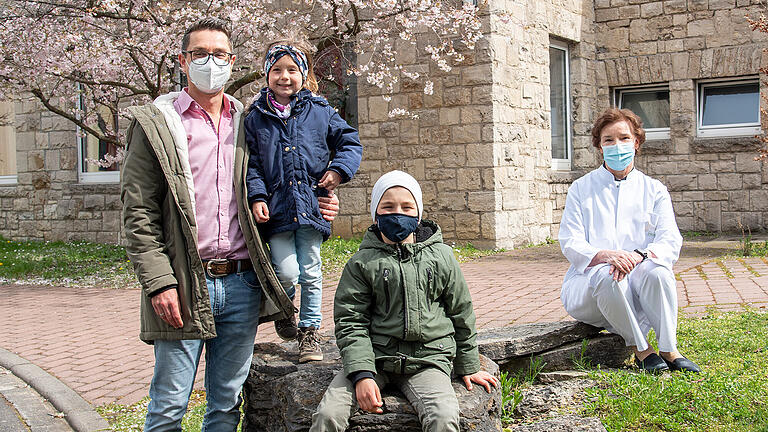 Im Bild (von links): Tobias, Fenja und Noah Krückel mit Prof. Dr. Christina Kohlhauser-Vollmuth (Chefärztin der Missio Kinderklinik). Im Bild (von links): Tobias, Fenja und Noah Krückel mit Prof. Dr. Christina Kohlhauser-Vollmuth (Chefärztin der Missio Kinderklinik).