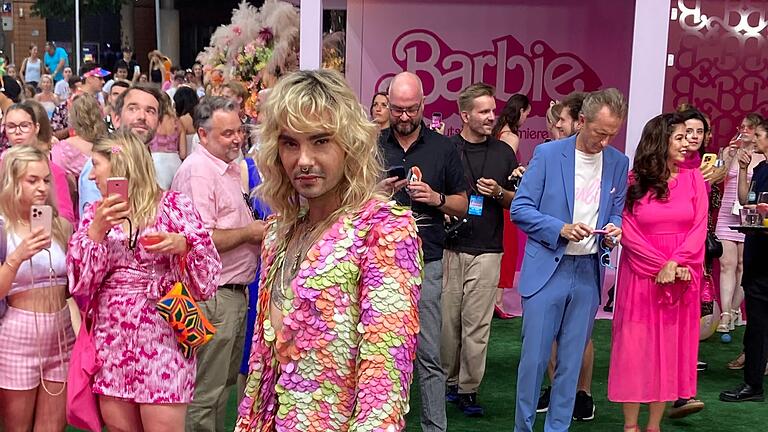 Sänger Bill Kaulitz bei der Deutschlandpremiere des Films Barbie vor dem in der Rhön gefertigten Barbie-Haus. Sänger Bill Kaulitz bei der Deutschlandpremiere des Films Barbie vor dem in der Rhön gefertigten Barbie-Haus. 