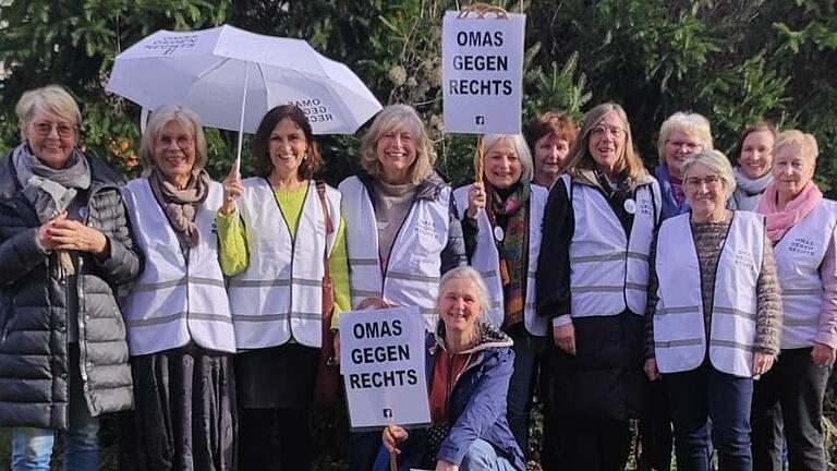 Die Kitzinger Omas gegen Rechts. Vorne: Helge Düll, hinten von links: Barbara Emrich, Sigrid Plutz, Ingrid von Wietersheim, Reinhilde Holzmann, Annelie Kling-Hammer, Inge Weimann, Gabriele Wachtarz-Pregitzer, Edeltraud Schramm, Angela Nrusko, Tina Kreile und Marion Eyselein. Die Kitzinger Omas gegen Rechts. Vorne: Helge Düll, hinten von links: Barbara Emrich, Sigrid Plutz, Ingrid von Wietersheim, Reinhilde Holzmann, Annelie Kling-Hammer, Inge Weimann, Gabriele Wachtarz-Pregitzer, Edeltraud Schramm, Angela Nrusko, Tina Kreile und Marion Eyselein. 