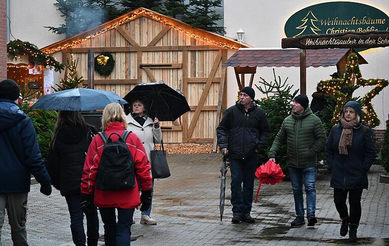 Mit Regenschirmen und wetterfester Kleidung trotzten ein paar Besucherinnen und Besucher dem Wetter. Mit Regenschirmen und wetterfester Kleidung trotzten ein paar Besucherinnen und Besucher dem Wetter.