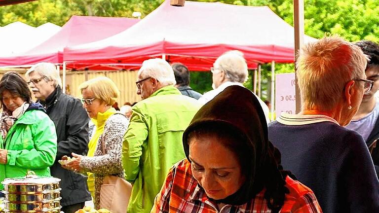 Begehrte &bdquo;Versücherlich&ldquo;: Unermüdlich bereitete Marcia Iskandari für die Gäste kleine pizza-ähnliche Fladen vor, die gleich neben ihr frisch gebacken wurden.