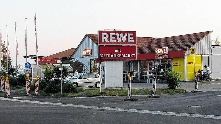 Einziger Markt in der Stadt: Wie geht es in Fladungen weiter, wenn Rewe zum Ende nächsten Jahres die Pforten schließt? Lösungen für die Nahversorgung sind gefragt. Einziger Markt in der Stadt: Wie geht es in Fladungen weiter, wenn Rewe zum Ende nächsten Jahres die Pforten schließt? Lösungen für die Nahversorgung sind gefragt.