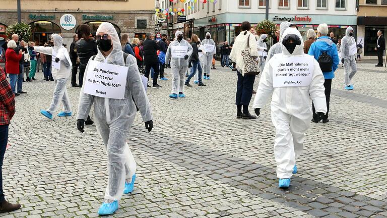 Handelt es sich bei 'Querdenken' um eine demokratiegefährdende Bewegung mit dualem Weltbild? Im Bild eine Kundgebung auf dem Schweinfurter Marktplatz. Handelt es sich bei 'Querdenken' um eine demokratiegefährdende Bewegung mit dualem Weltbild? Im Bild eine Kundgebung auf dem Schweinfurter Marktplatz.