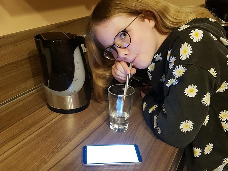 Eine Schülerin der 6. Klasse nimmt 'Wasserklänge' mit dem Smartphone auf. Das Blubbern im Wasserglas und das Rauschen des Wasserkochers fügt Musiklehrer Michael Styppa dann am Computer mit anderen Klängen zu einer Klangcollage zusammen. Eine Schülerin der 6. Klasse nimmt 'Wasserklänge' mit dem Smartphone auf. Das Blubbern im Wasserglas und das Rauschen des Wasserkochers fügt Musiklehrer Michael Styppa dann am Computer mit anderen Klängen zu einer Klangcollage zusammen.