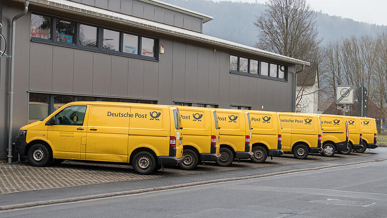 Die Deutsche Post will heuer die beiden Zustellstützpunkte in Gemünden (hier in der Schulstraße) und in Burgsinn in einem neu zu errichtenden Betriebsgebäude im Rienecker Gewerbegebiet Dürrhoffeld zusammenbringen und danach auch die Fahrzeuge auf die elektrischen StreetScooter umrüsten.