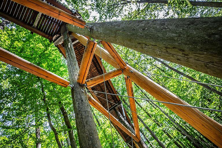 Gut sichtbar sind hier die erneuerten Bauteile aus Douglasien-Holz. Sie haben eine hellere Farbe als die alten Hölzer, die seit gut sieben Jahre der Witterung ausgesetzt sind. Gut sichtbar sind hier die erneuerten Bauteile aus Douglasien-Holz. Sie haben eine hellere Farbe als die alten Hölzer, die seit gut sieben Jahre der Witterung ausgesetzt sind.