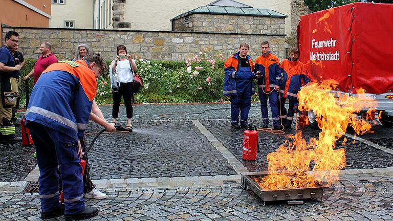Mit einer Löschvorführung machte die Jugendfeuerwehr Mellrichstadt auf sich aufmerksam. Mit einer Löschvorführung machte die Jugendfeuerwehr Mellrichstadt auf sich aufmerksam.