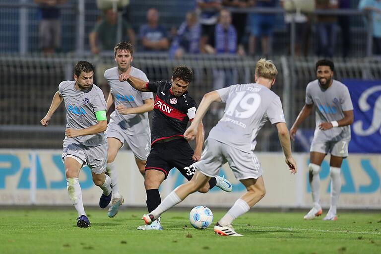 Kickers-Stürmer Benjamin Girth (Mitte) blieb in Aschaffenburg ohne Torerfolg, hier setzt er sich aber gegen die Aschaffenburger (von links) Benjamin Baier, Luca Dähn und Jan-Philipp Stein durch. Kickers-Stürmer Benjamin Girth (Mitte) blieb in Aschaffenburg ohne Torerfolg, hier setzt er sich aber gegen die Aschaffenburger (von links) Benjamin Baier, Luca Dähn und Jan-Philipp Stein durch.