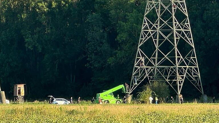Einsatzkräfte der Polizei versuchen, den Pro-Atomkraft-Aktivisten vom Strommast zu holen. Einsatzkräfte der Polizei versuchen, den Pro-Atomkraft-Aktivisten vom Strommast zu holen.