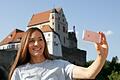 Tritt als Landratskandidatin der Freien Wähler im Landkreis Aschaffenburg an: Maili Wagner, geborene Machat, aus Lohr (jetzt Laufach), hier vor der Kulisse der Burg Alzenau.