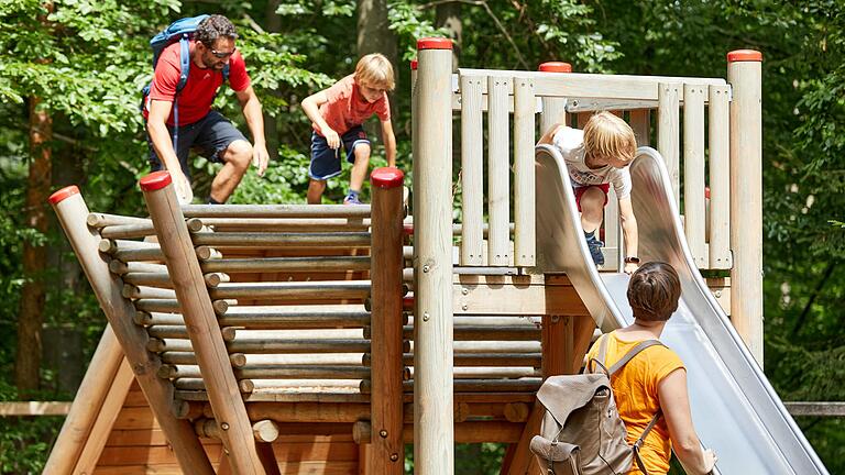 Bei einem Rundgang über den Campingplatz können Eltern ihren Kindern zu Beginn des Urlaubs zentrale Orte zeigen und Camping-Regeln nahebringen.