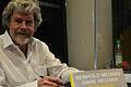 Bergsteigerlegende, begeisternder Erzähler und Buchautor: Reinhold Messner bei der Autogrammstunde in der Stadthalle.