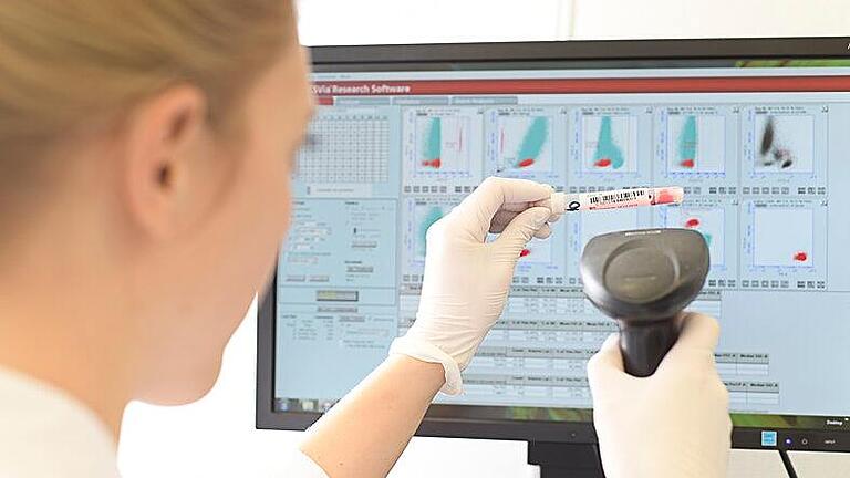 "Netzwerk Hoffnung": Eine Mitarbeiterin analysiert eine Probe aus einem Stammzellkonzentrat. "Netzwerk Hoffnung": Eine Mitarbeiterin analysiert eine Probe aus einem Stammzellkonzentrat.