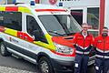 Die beiden Malteser Maximilian Röhl und Nico de Vivo freuen sich auf ihre erste Nachtschicht mit ihrem Krankentransportwagen.