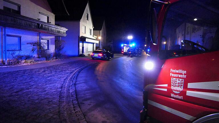 Zu einem Zimmerbrand kam es in der Nacht zum Sonntag in diesem Wohnhaus in Wonfurt. Während des Einsatzes war die Hauptstraße halbseitig gesperrt.