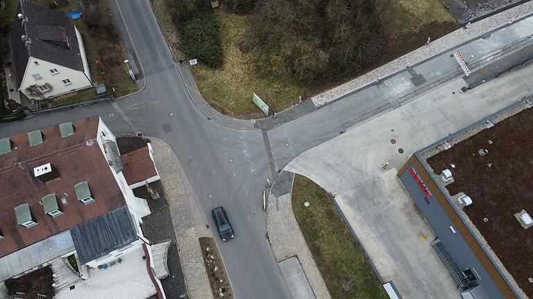 Ein neuralgischer Knotenpunkt ist die versetzte Kreuzung an der Bayernstraße. Am Anfang der Schlesierstraße soll der Gehweg verbreitert und mit einem Hochbord gesichert werden. Ein barrierefreier Übergang ist hier auch geplant. Ein neuralgischer Knotenpunkt ist die versetzte Kreuzung an der Bayernstraße. Am Anfang der Schlesierstraße soll der Gehweg verbreitert und mit einem Hochbord gesichert werden. Ein barrierefreier Übergang ist hier auch geplant.