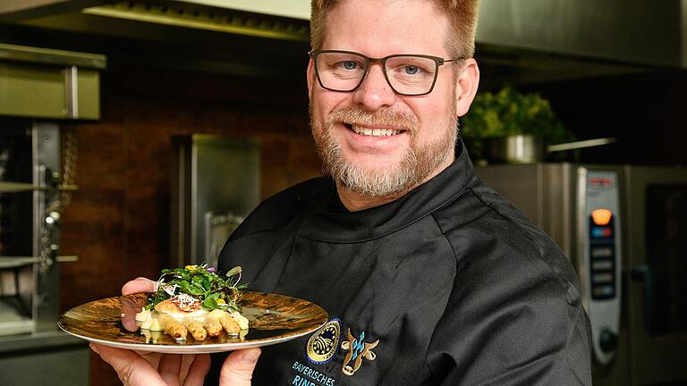 Was macht man am besten aus dem Ei? Michael Philipp vom Restaurant Philipp aus Sommerhausen kocht es 70 Minuten - und serviert es auf Spargel und mit Frühlingssalat. Was macht man am besten aus dem Ei? Michael Philipp vom Restaurant Philipp aus Sommerhausen kocht es 70 Minuten - und serviert es auf Spargel und mit Frühlingssalat.