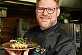 Was macht man am besten aus dem Ei? Michael Philipp vom Restaurant Philipp aus Sommerhausen kocht es 70 Minuten - und serviert es auf Spargel und mit Frühlingssalat.