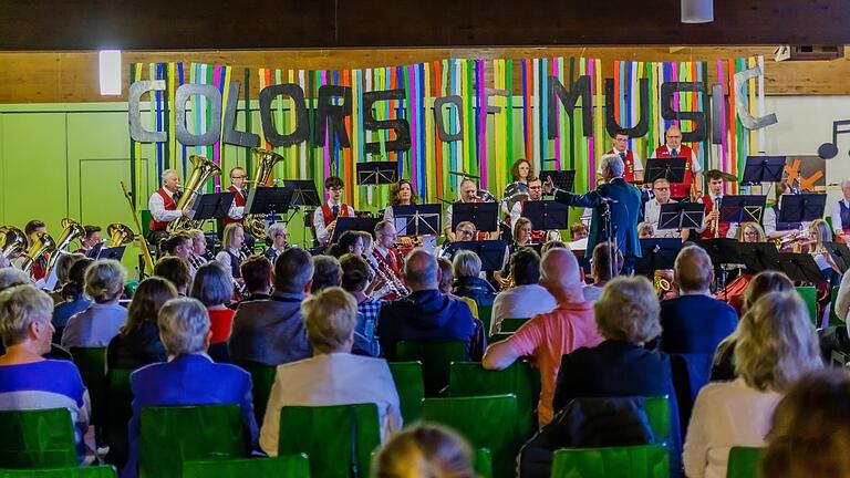 Höchste Konzentration bei den MusikerInnen während des Konzerts 'Colors of Music'. Höchste Konzentration bei den MusikerInnen während des Konzerts 'Colors of Music'.