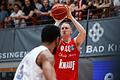 Der Dreier, der die Donuts brachte: Collin Welp von den Würzburg Baskets machte damit die 100 Punkte voll und muss nun seiner Mannschaft Gebäck spendieren.